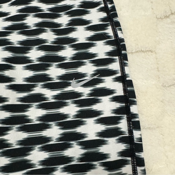 Nike Dri-Fit Printed Relay Crop Black and White Pattern Athletic Legging - Small - Picture 5 of 8